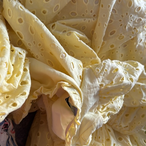 ☀️pretty garden yellow eyelet top - Picture 5 of 5